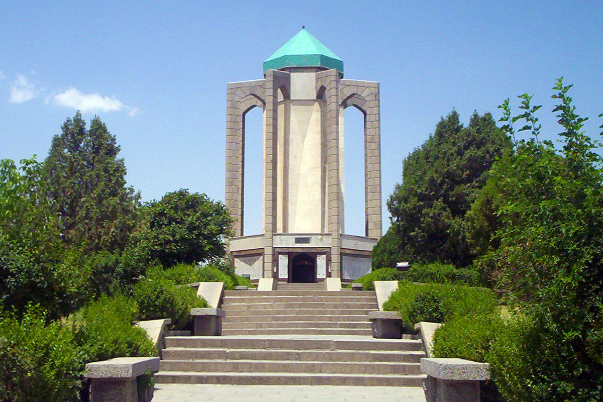 Pay a visit to Baba Taher tomb in Hamadan!