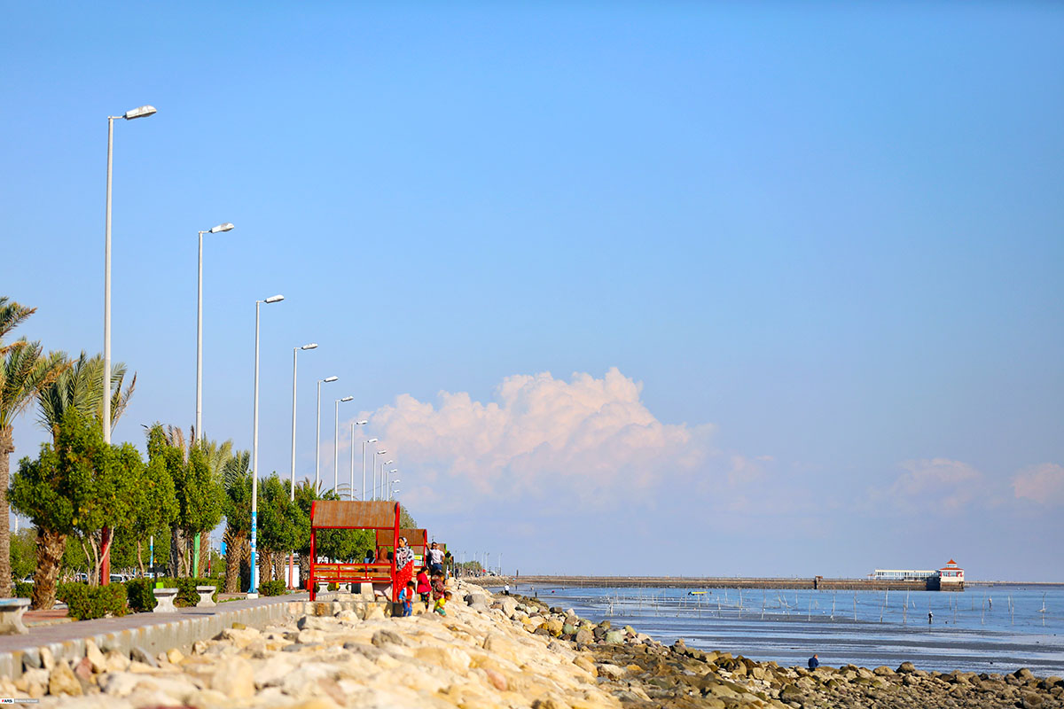 Enjoy picknicking by Persian Gulf on Bandar Abbas excursion.