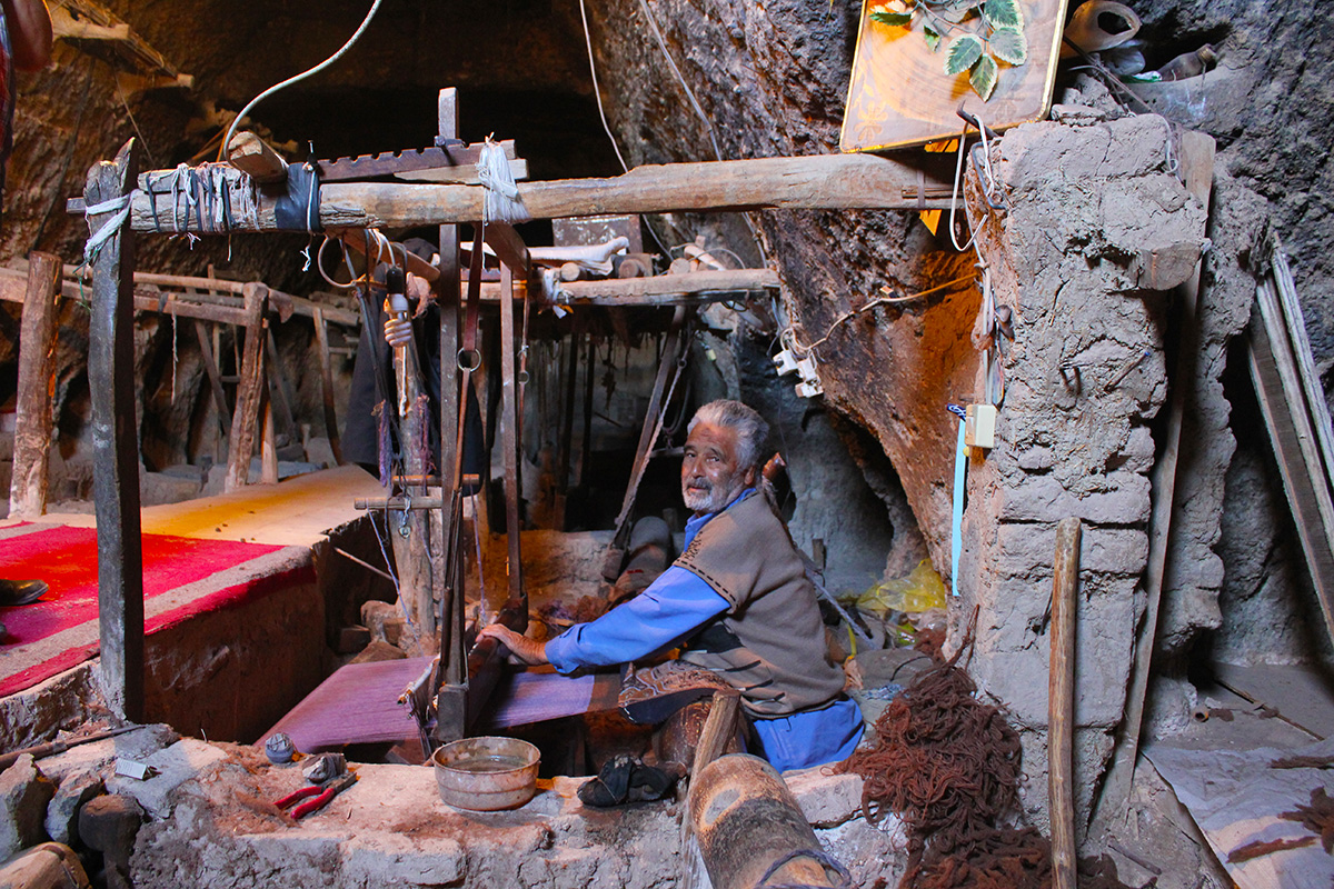 Watch how Iranian make fabric on this Iran tour on budget!