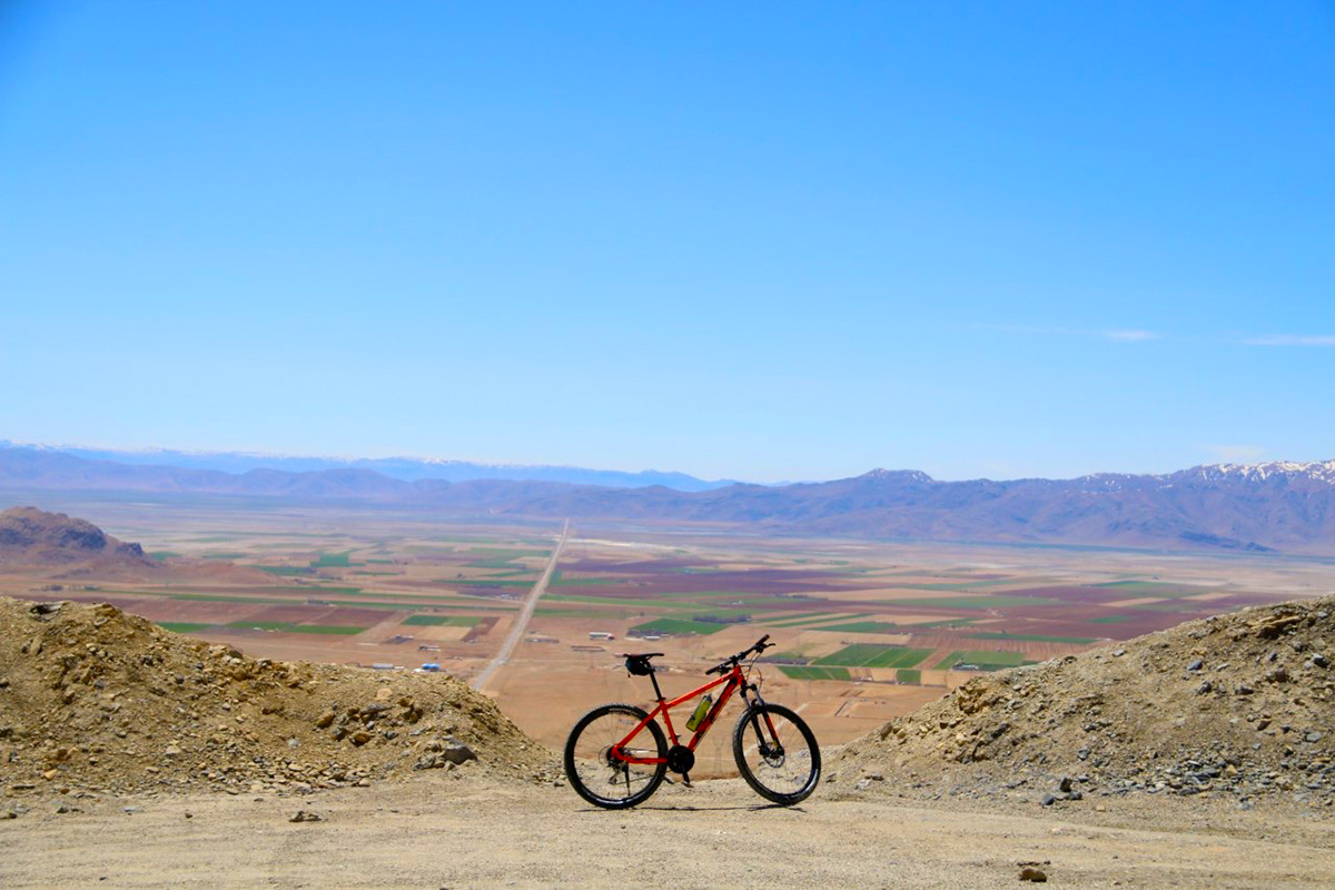Enjoy the landscapes in Iran in one of our guided Iran cycling tours!