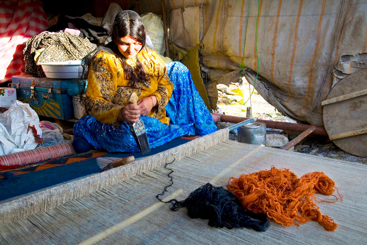 Experience carp weaving in Iran on Iran nomads travel tour in Iran!