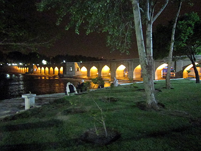 Isfahan-at-night-river-holidays